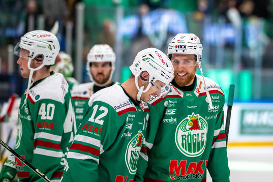 Rögles Brady Ferguson och Vojtech Mozik jublar
