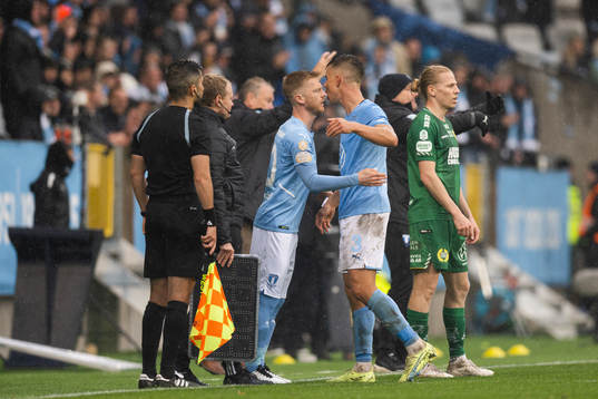 Byte mellan Malmö FFs Jonas Knudsen och Anders Christiansen