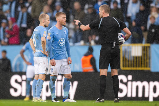 Malmö FFs Oscar Lewicki och Anders Christiansen reagerar