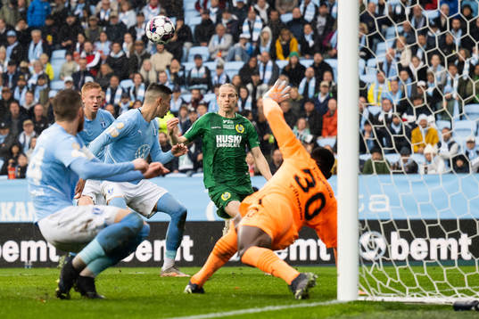 Hammarbys Gustav Ludwigson mot Malmö FFs Hugo Larsson och