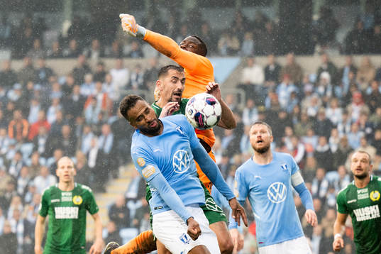 Hammarbys Loret Sadiku oroar mot Malmö FFs Isaac Kiese