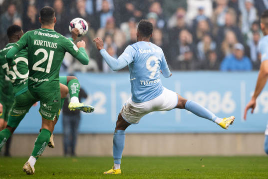 Hammarbys Shaquille Pinas och Malmö FFs Isaac Kiese Thelin