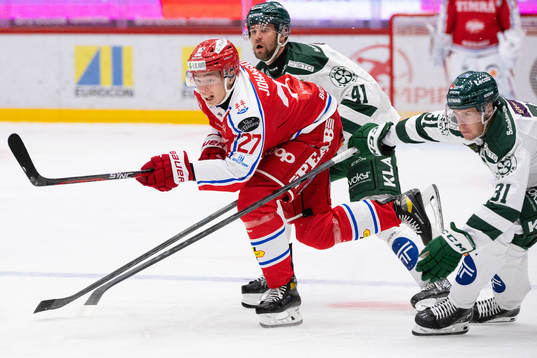 Timrås Oliver Johansson i en kamp mot Färjestads Henrik