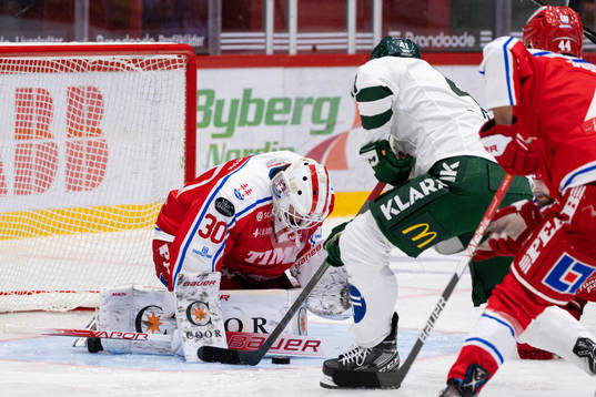 Färjestads Henrik Björklund oroar framför Timrås