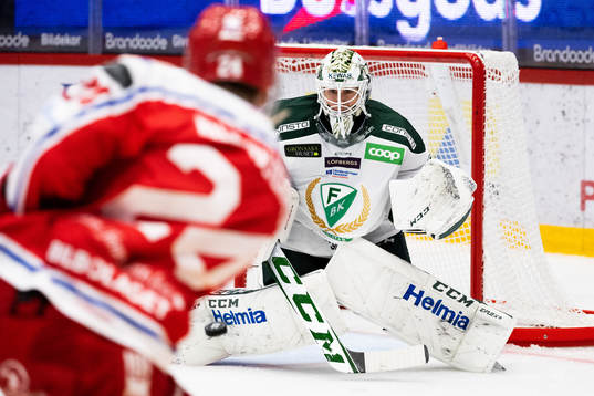 Färjestads målvakt Matthew Tomkins beskjuts av Timrås