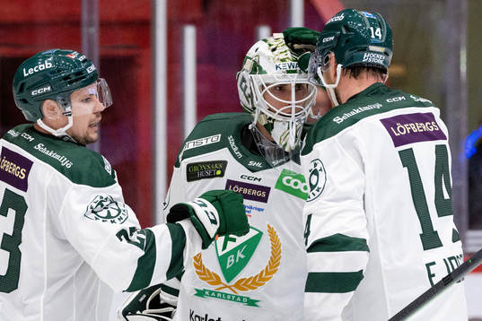 Färjestads Ville Pokka , målvakt Matthew Tomkins och