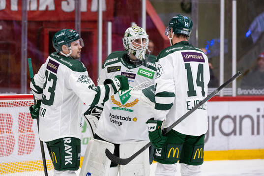 Färjestads Ville Pokka , målvakt Matthew Tomkins och