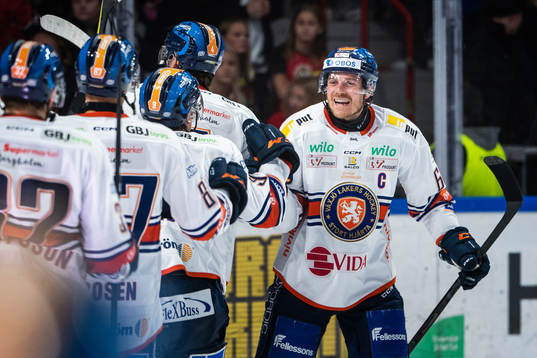 Växjös Erik Josefsson jublar