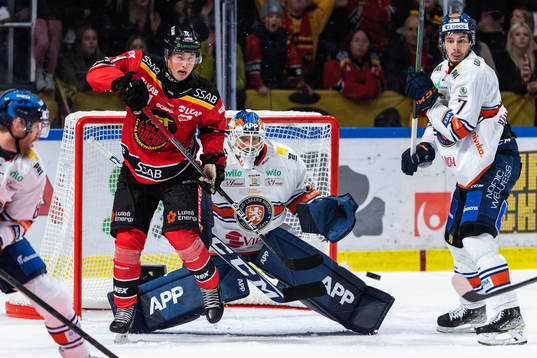 Luleås Jonas Berglund och Växjös målvakt Emil Larmi