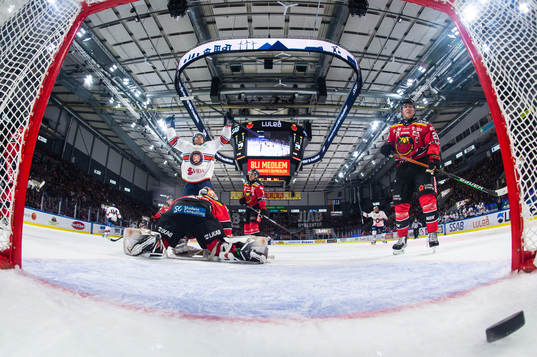 Växjös Robert Rosén jublar och Luleås Erik Gustafsson