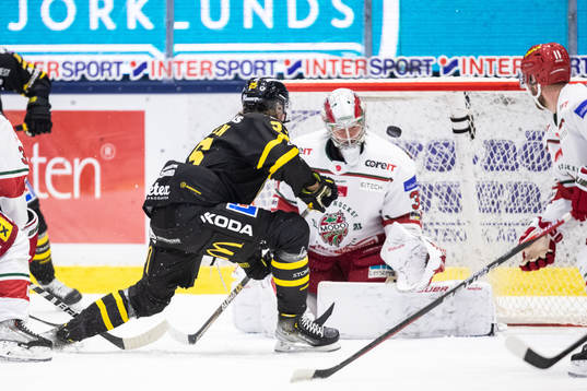 Västerås Marcus Bergman och Modos målvakt Kristers