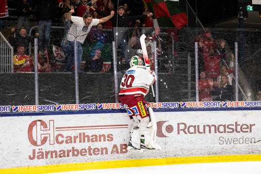 Modos målvakt Kristers Gudlevskis jublar