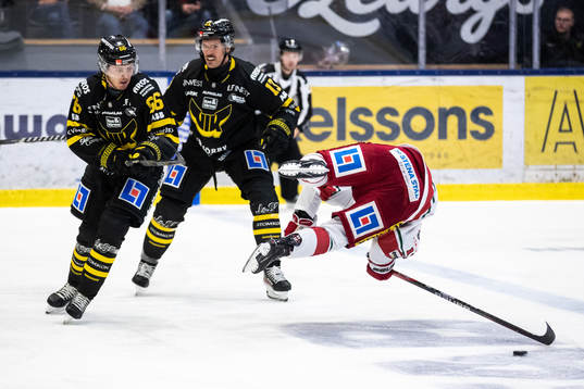 Modos Riley Woods blir tacklad av Västerås Trevor Cheek