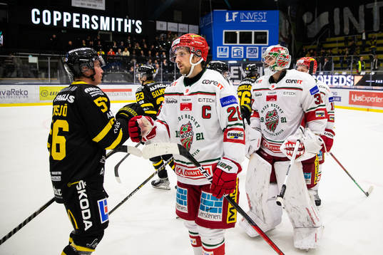 Modos Emil Wahlberg och målvakt Kristers Gudlevskis tackar