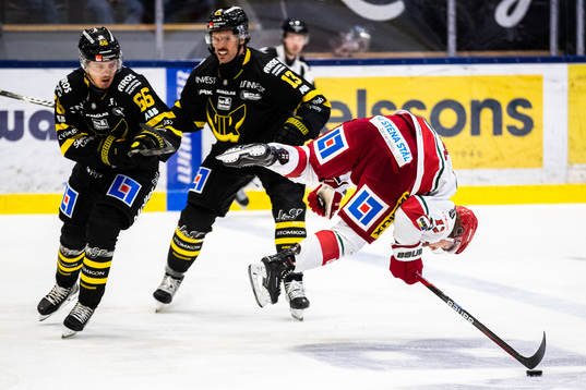 Modos Riley Woods blir tacklad av Västerås Trevor Cheek