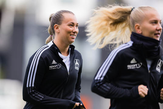 Katarina Dybvik Sunde of Åsane warms up