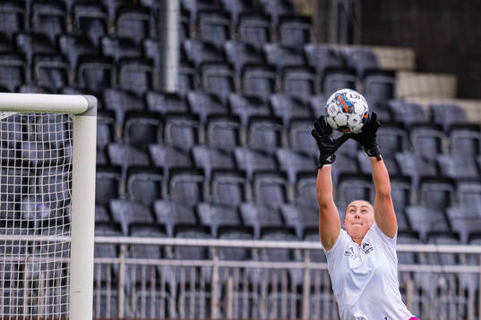 Savanna Mary-Anne Duffy of Åsane warms up