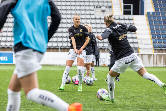 Häckens Stine Larsen på uppvärmningen