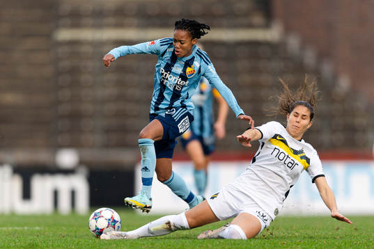 Djurgårdens Linda Maserame Motlhalo och AIKs Julia Olsson