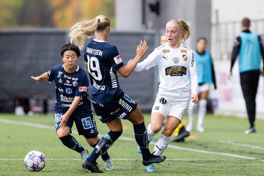 Linköpings Yuka Momiki och Stina Lennartsson i en kamp mot