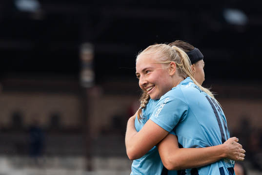 Djurgårdens Lova Lundin och Stinalisa Johansson jublar