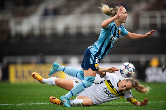 Djurgårdens Tove Almqvist och AIKs Agnes Nyberg