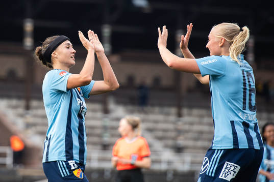 Djurgårdens Lova Lundin och Stinalisa Johansson jublar