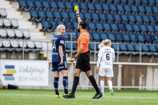 Linköpings Amalie Vangsgaard tilldelas ett gult kort