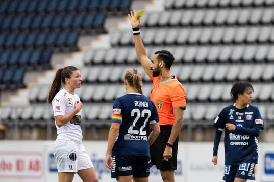 Häckens Pauline Hammarlund får en varning