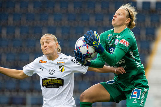 Häckens Stine Larsen och Linköpings målvakt Cajsa