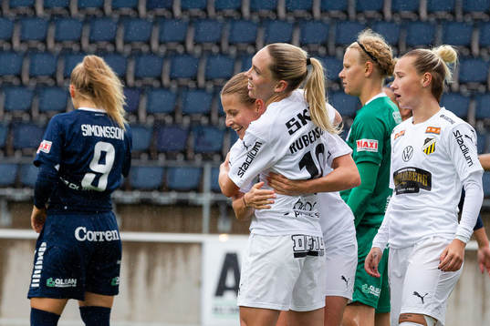 Häckens Elin Rubensson och Anna Anvegård jublar