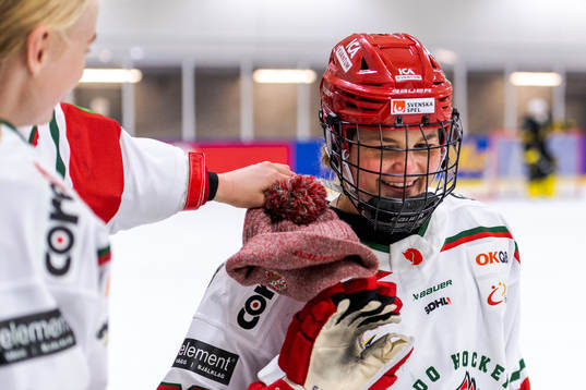 Modos målskytt Jennifer Wakefield jublar