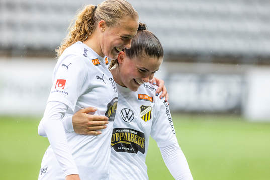 Häckens Elma Junttila Nelhage och Hanna Wijk jublar