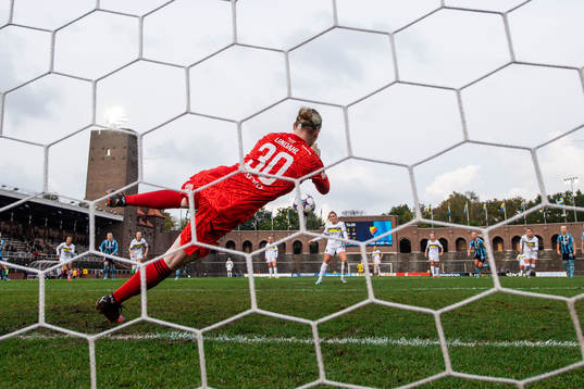 Djurgårdens målvakt Hedvig Lindahl räddar straff av AIKs