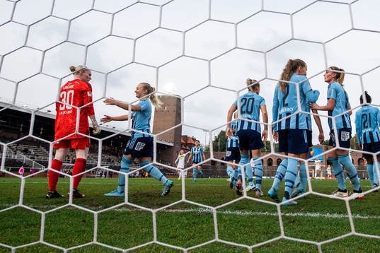 Djurgårdens målvakt Hedvig Lindahl och Tove Almqvist