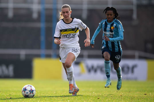 AIKs Olivia Lindstedt och Djurgårdens Linda Maserame