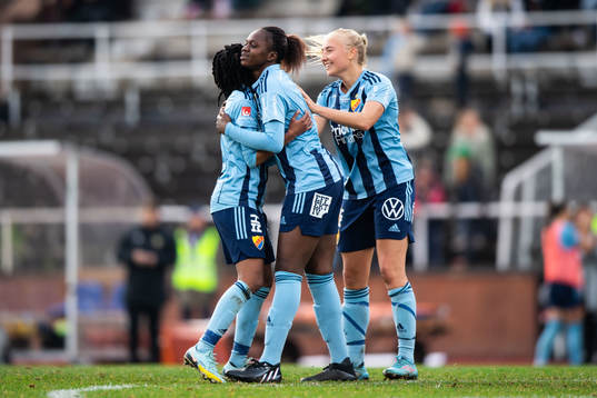 Linda Maserame Motlhalo och Stinalisa Johansson jublar