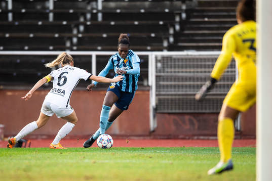 AIKs Agnes Nyberg och Djurgårdens Flavine Mawete Musolo