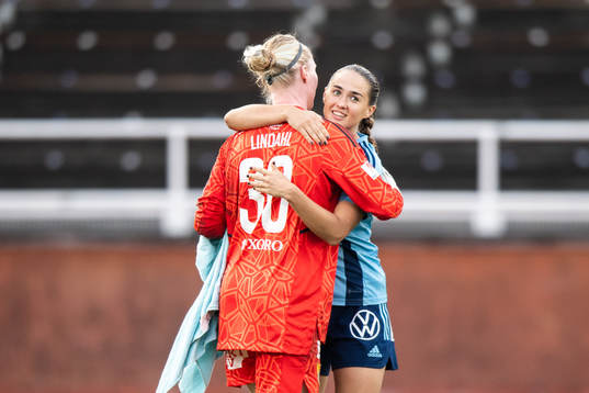 Djurgårdens målvakt Hedvig Lindahl och Lova Lundin jublar