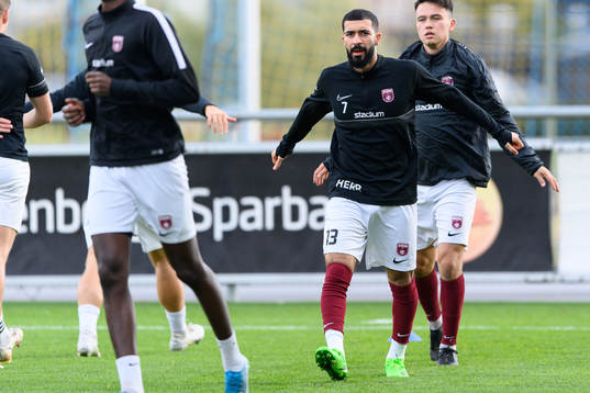 Qvidings Leonardo Farah Shahin före fotbollsmatchen i