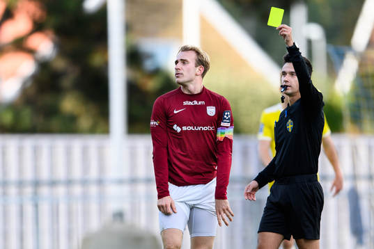 Qvidings Noa Bernhardtz får gult kort av Domare Dino Demo