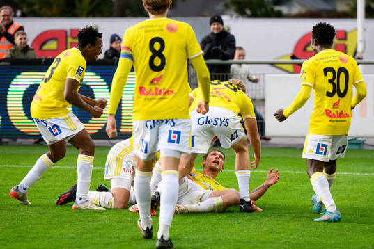 Falkenbergs Robin Hofsö jublar