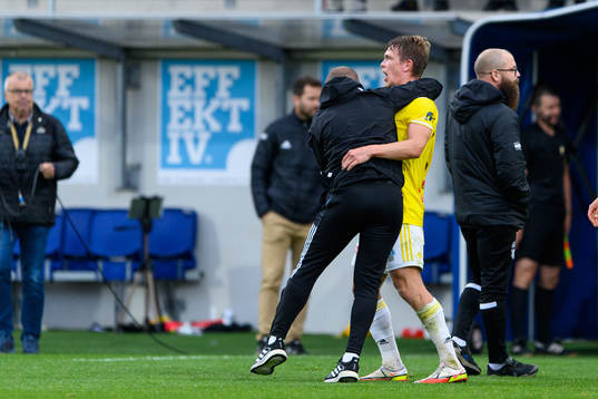 Falkenbergs Robin Hofsö jublar med tränare Christoffer