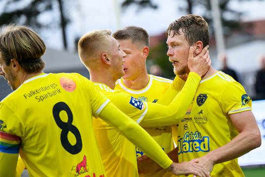 Falkenbergs Robin Hofsö jublar