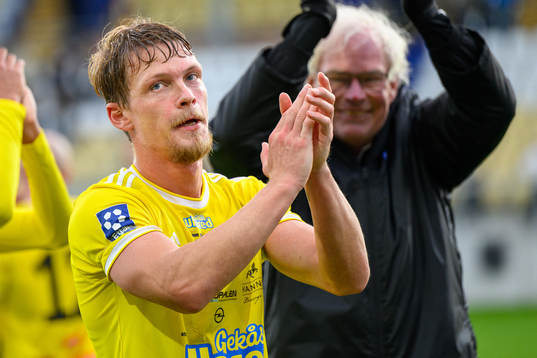 Falkenbergs Robin Hofsö jublar