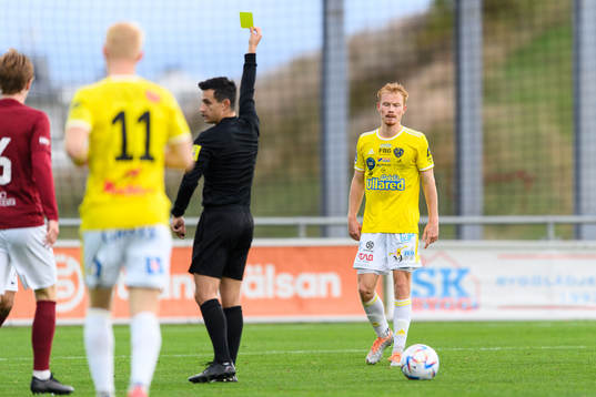 Falkenbergs Linus Borgström får gult kort