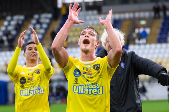 Falkenbergs Robin Hofsö jublar