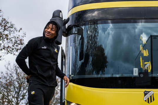 Häckens Franklin Tebo anländer med spelarbussen