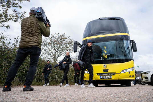 Häckens Erik Friberg anländer med spelarbussen
