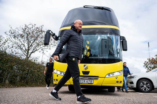 Häckens tränare Per-Mathias Høgmo anländer med